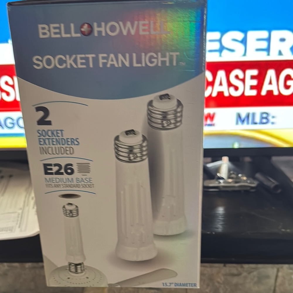 White Socket Fan Light - Picture 2 of 6